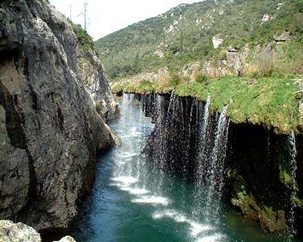 "L'ventail", vue prise en contrebas de la route de Saint-Guilhem